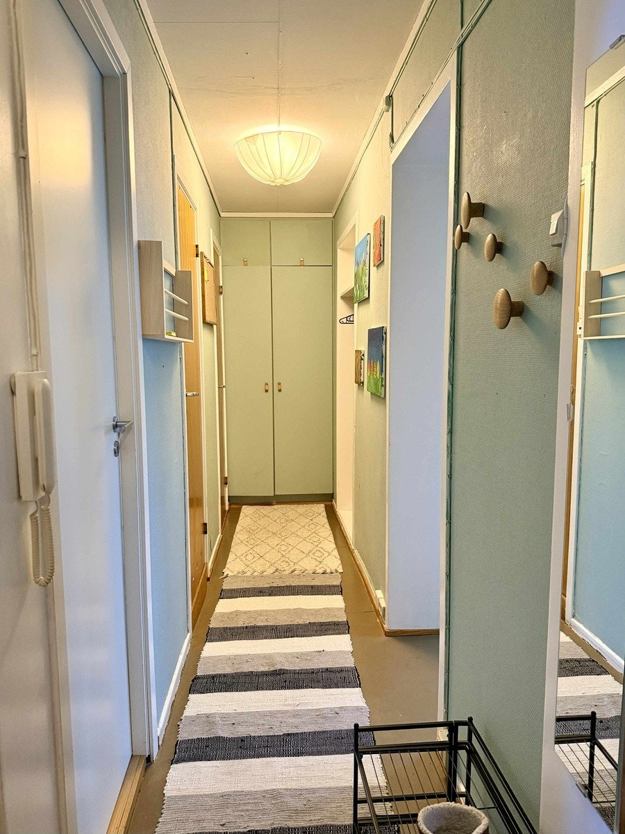 Inngang med skap og god plass til å henge klær. Galleribilde