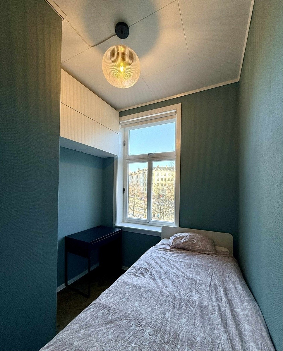 Soverom 2 er i dag møblert med en enkeltseng med oppbevaring (90×200), et opphengsskap og et skrivebord. Galleribilde