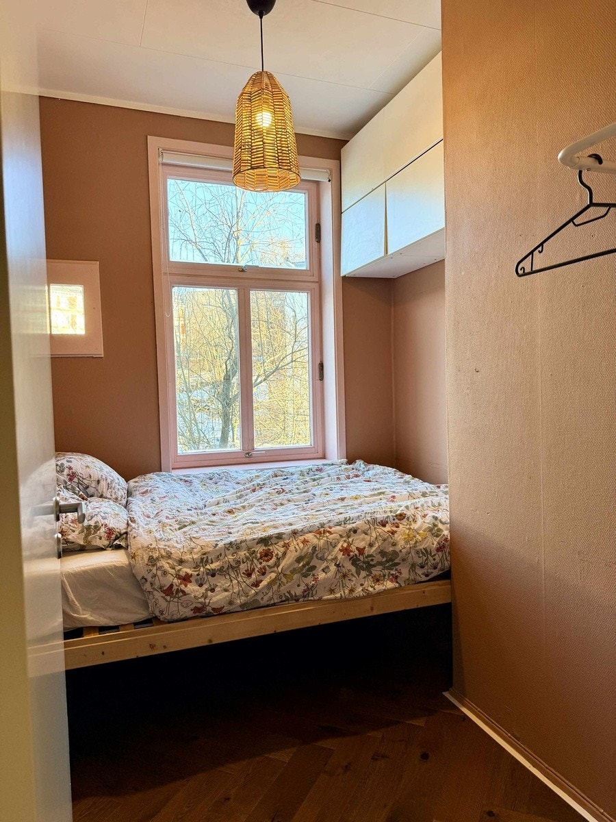 Soverom 1 er i dag møblert med dobbelseng og et lite opphengsskap. Sengen kan fjernes ved behov. Det er god plass til et kompakt skap og et skrivebord. Galleribilde