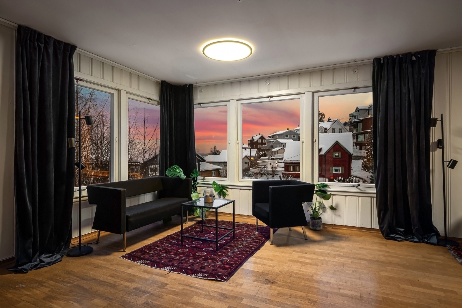 Boligen har en romslig stue med god plass til ønsket møblement som ulike sittegrupper og spiseplass Galleribilde