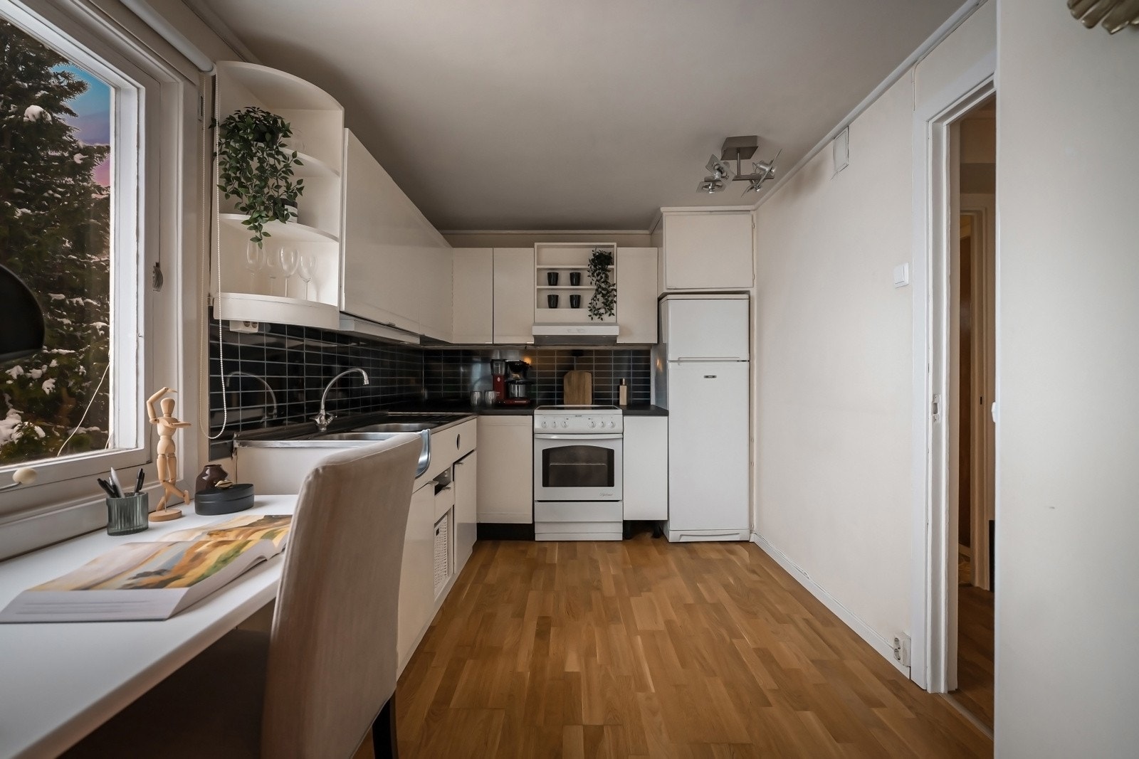 Kjøkkenet ligger tilbaketrukket til Galleribilde