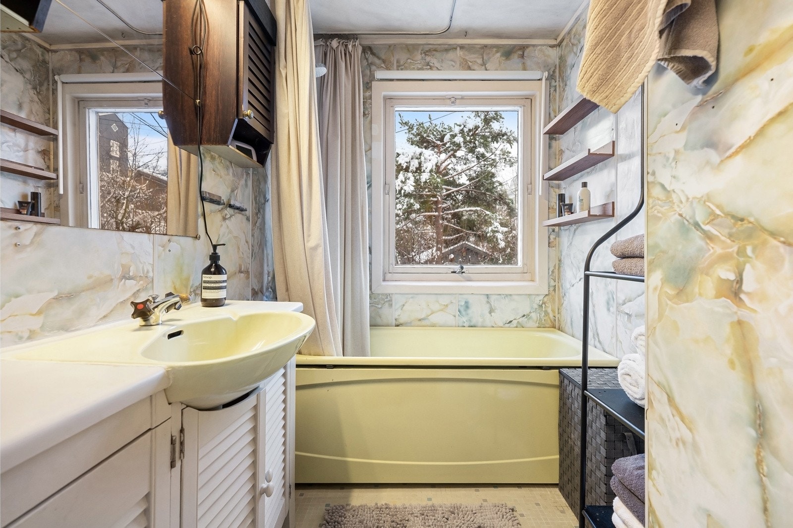 Bad i snr.1 er utstyrt med fliser på gulv, servant og badekar Galleribilde