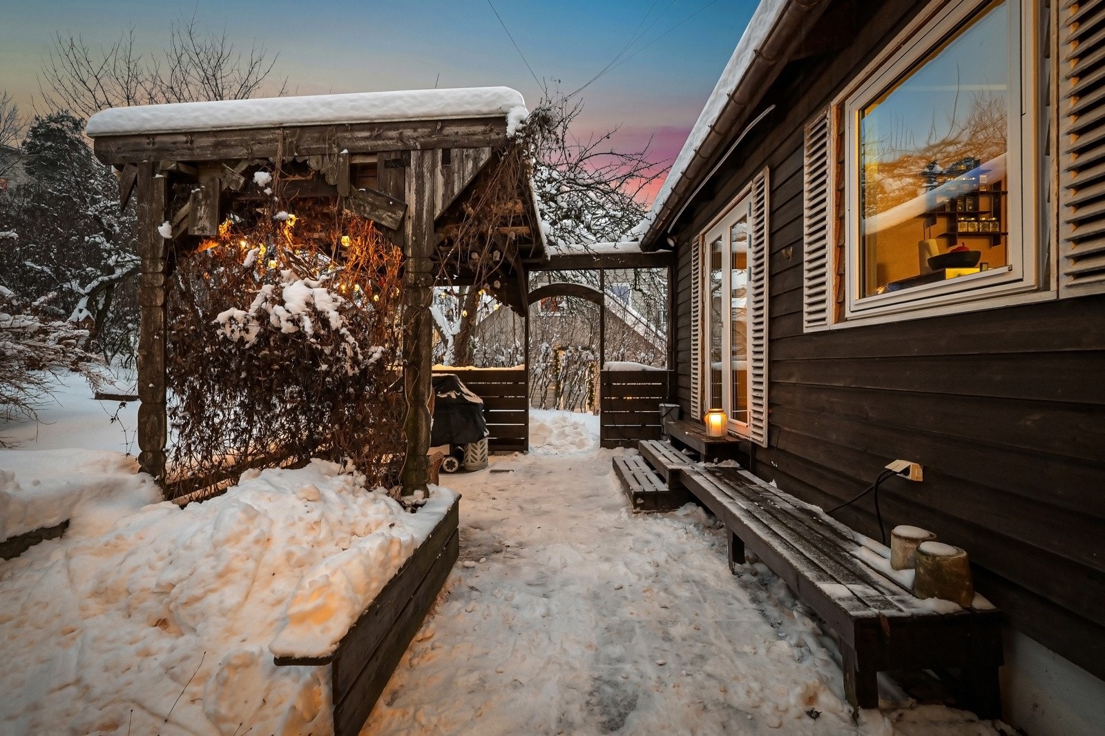 Fra stuen er det direkte adkomst til hagen og uteområdene Galleribilde