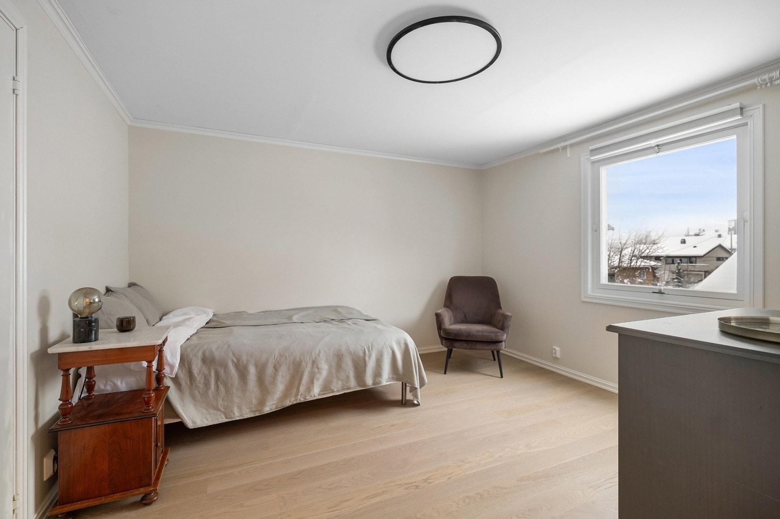 Underetasjen har ett soverom av ekstra romslig størrelse Galleribilde