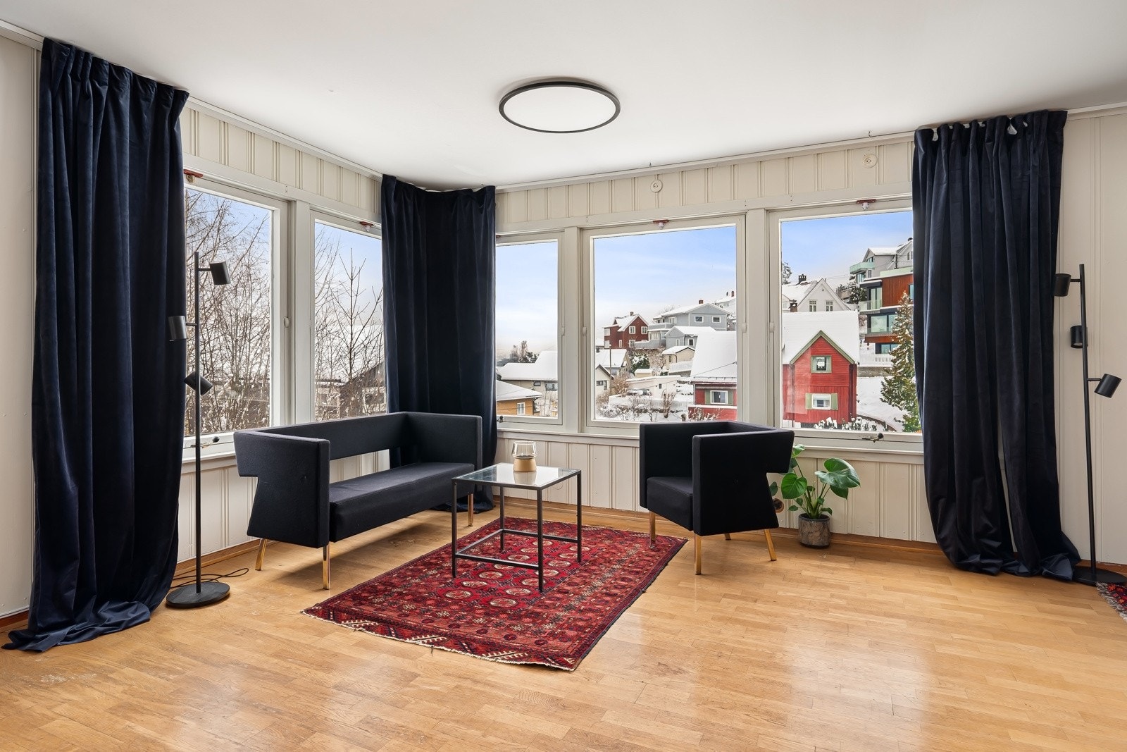 Stuen ligger tilbaketrukket fra kjøkkenet og har mye lysinnslipp via store vindusflater Galleribilde