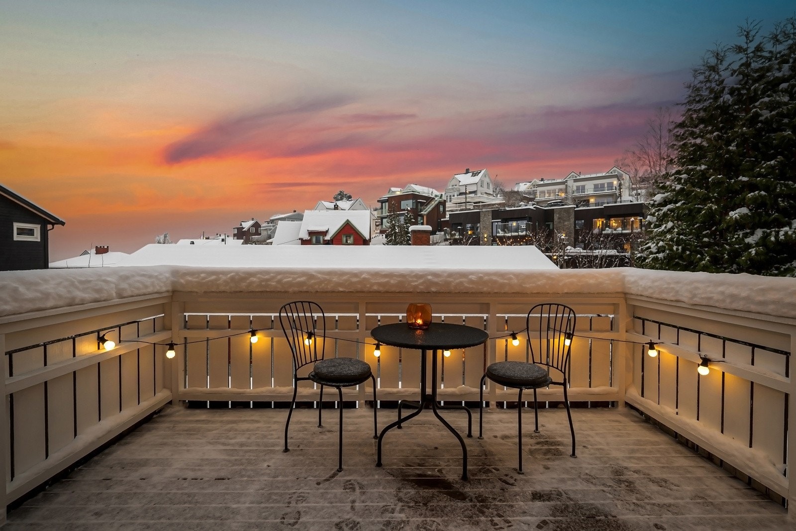 En hel tomannsbolig med to separate boenheter, hvor hele eiendommen selges samlet Galleribilde