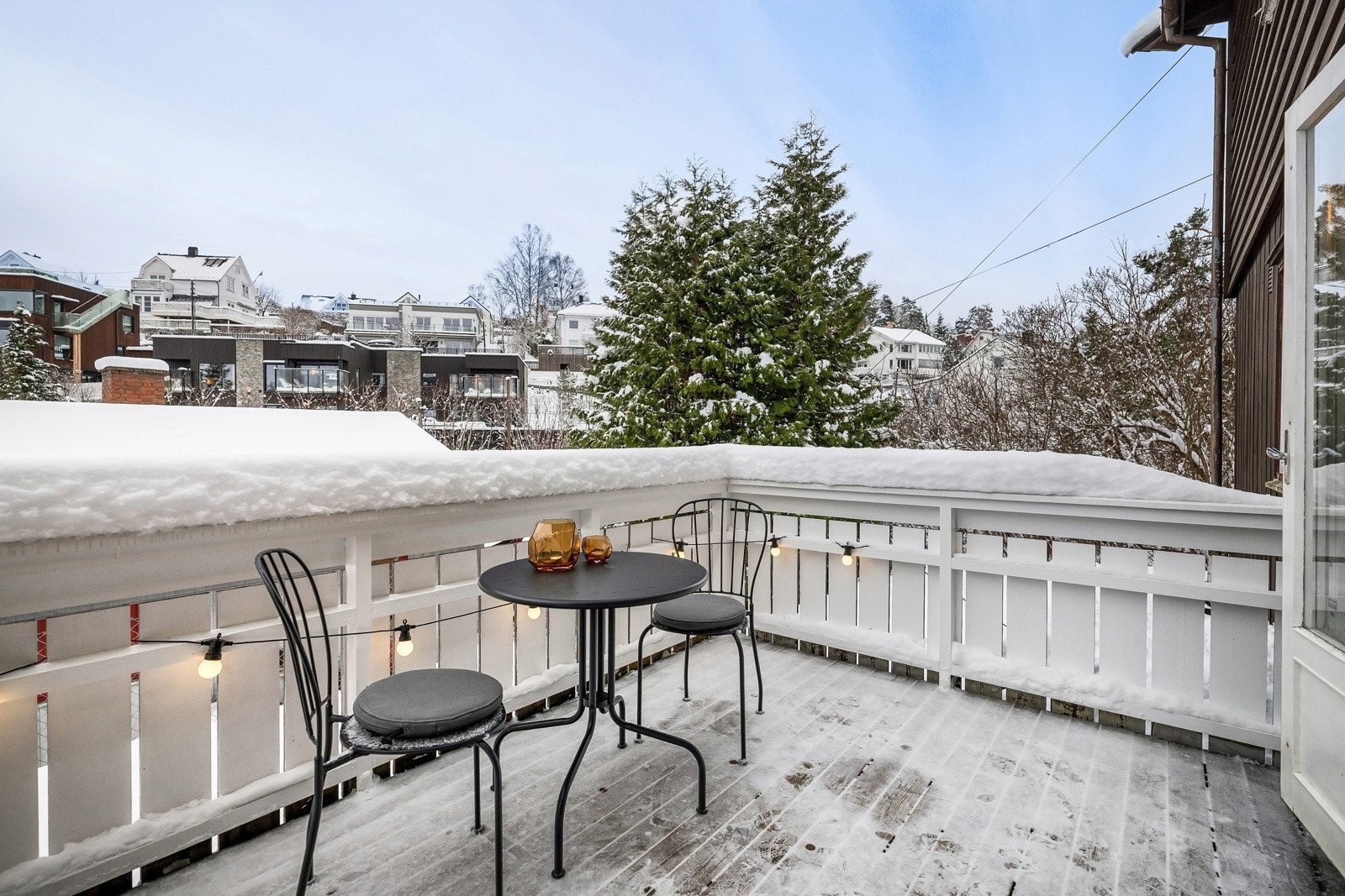 Terrassen vender mot nærområdet og har gode solforhold på morgenen Galleribilde