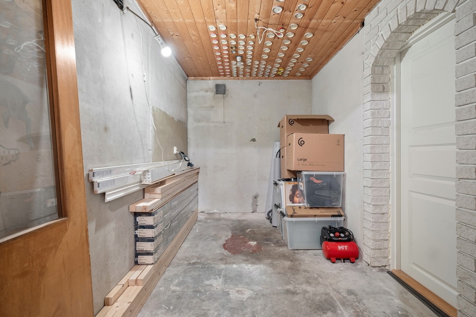 I tilknytning til snr. 1 disponerer boligen tre boder i underetasjen, som gir rikelig med oppbevaringsplass Galleribilde