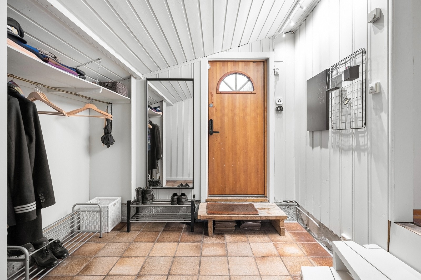 Entre med plass til klesstativ, skohyller, knaggrekke og andre løsninger Galleribilde