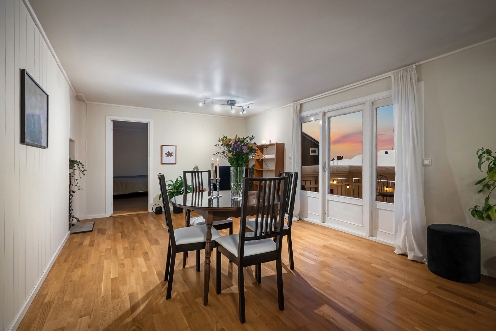 Romslig spisestue-avdeling Galleribilde