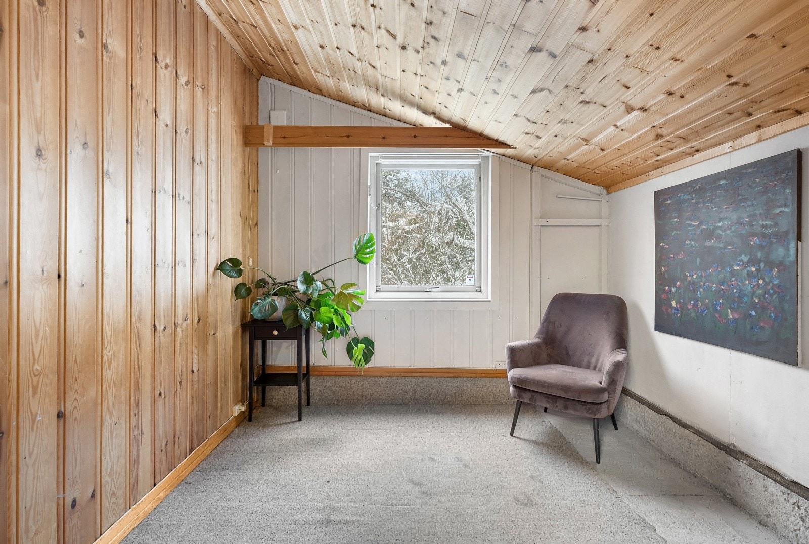 Romslig loftstue som kan benyttes for ekstra lagringsplass eller et ekstra oppholdsrom Galleribilde