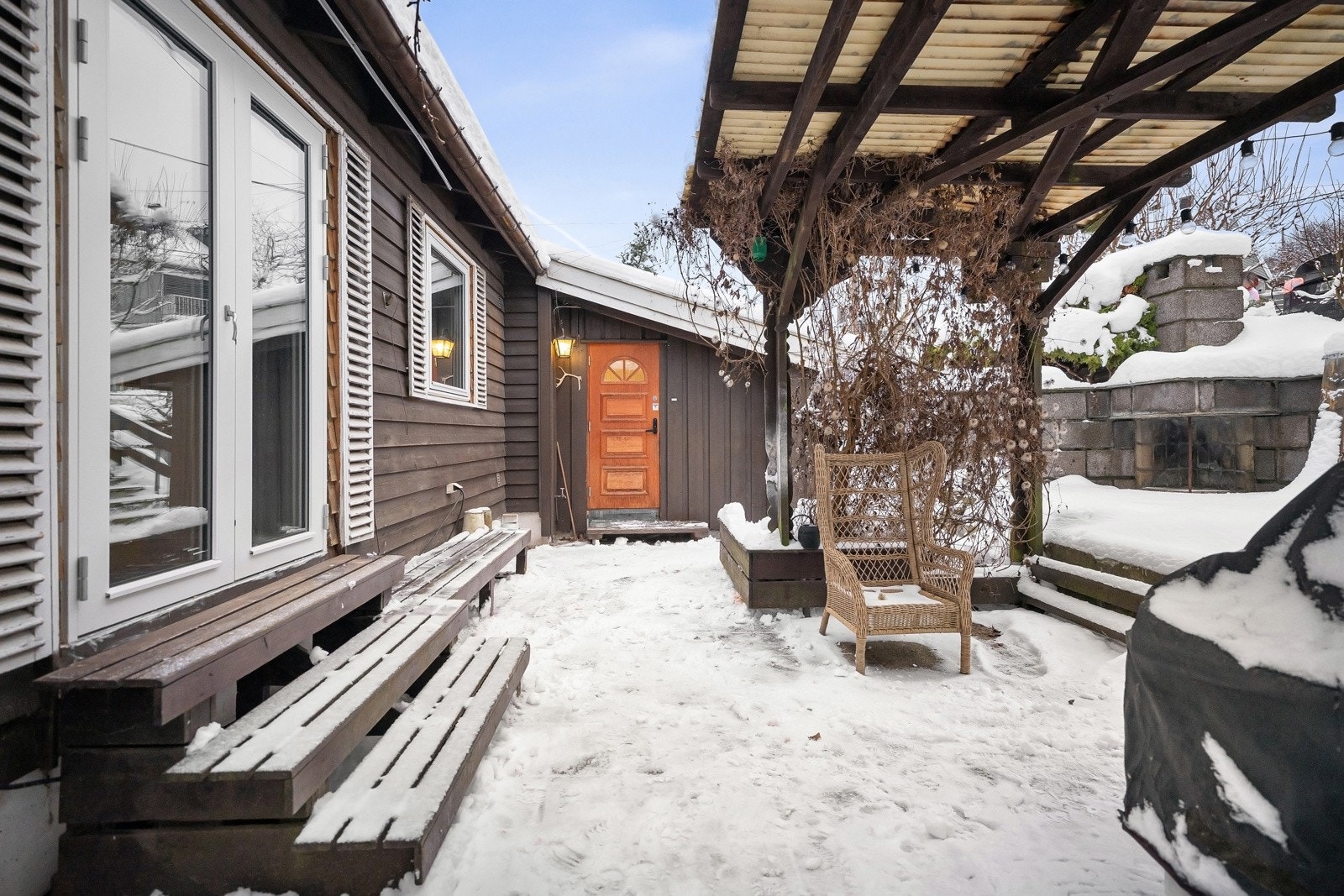 Tomten er romslig og gir god uteplass der finværsdagene kan nytes Galleribilde