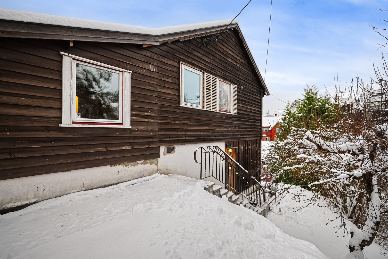 I tillegg finnes det en separat boenhet på ca. 57 kvm, som gir gode muligheter for utleie, generasjonsbolig eller som del av en større familiebolig Galleribilde