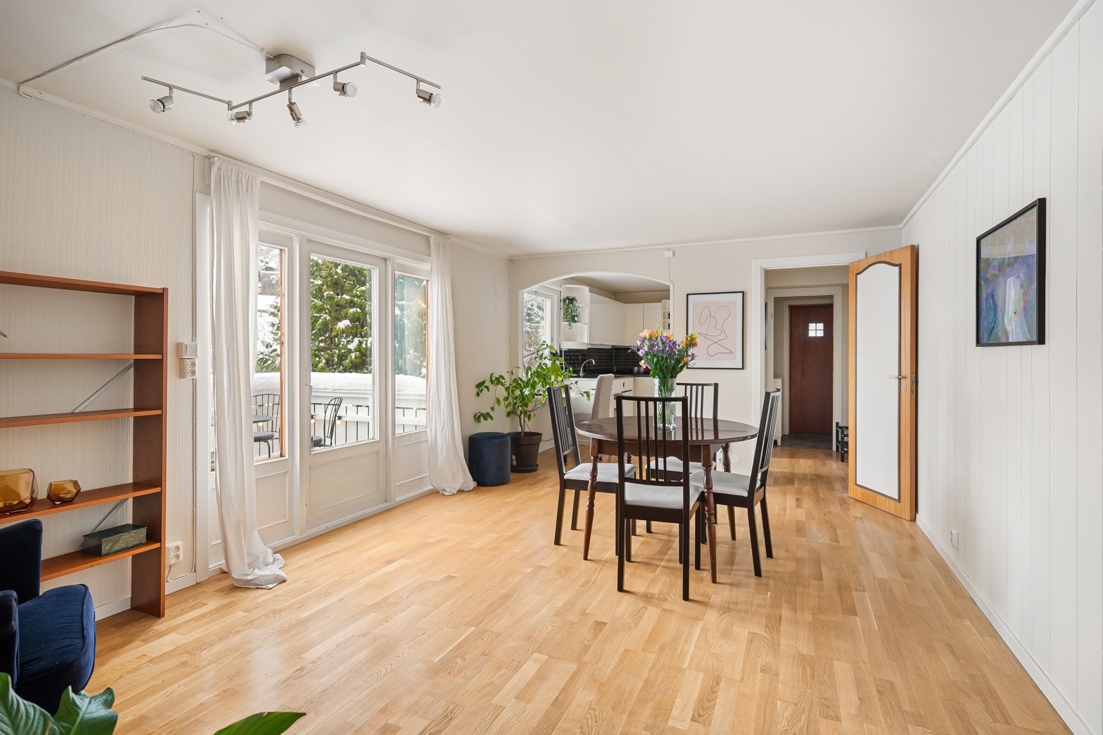 Spisestuen får sin naturlige plass i tilknytning til kjøkkenet Galleribilde