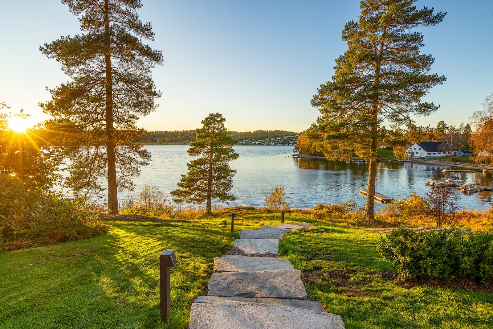 Stor tomt med strandlinje og nydelig uteområder oppført av Strandman AS Galleribilde