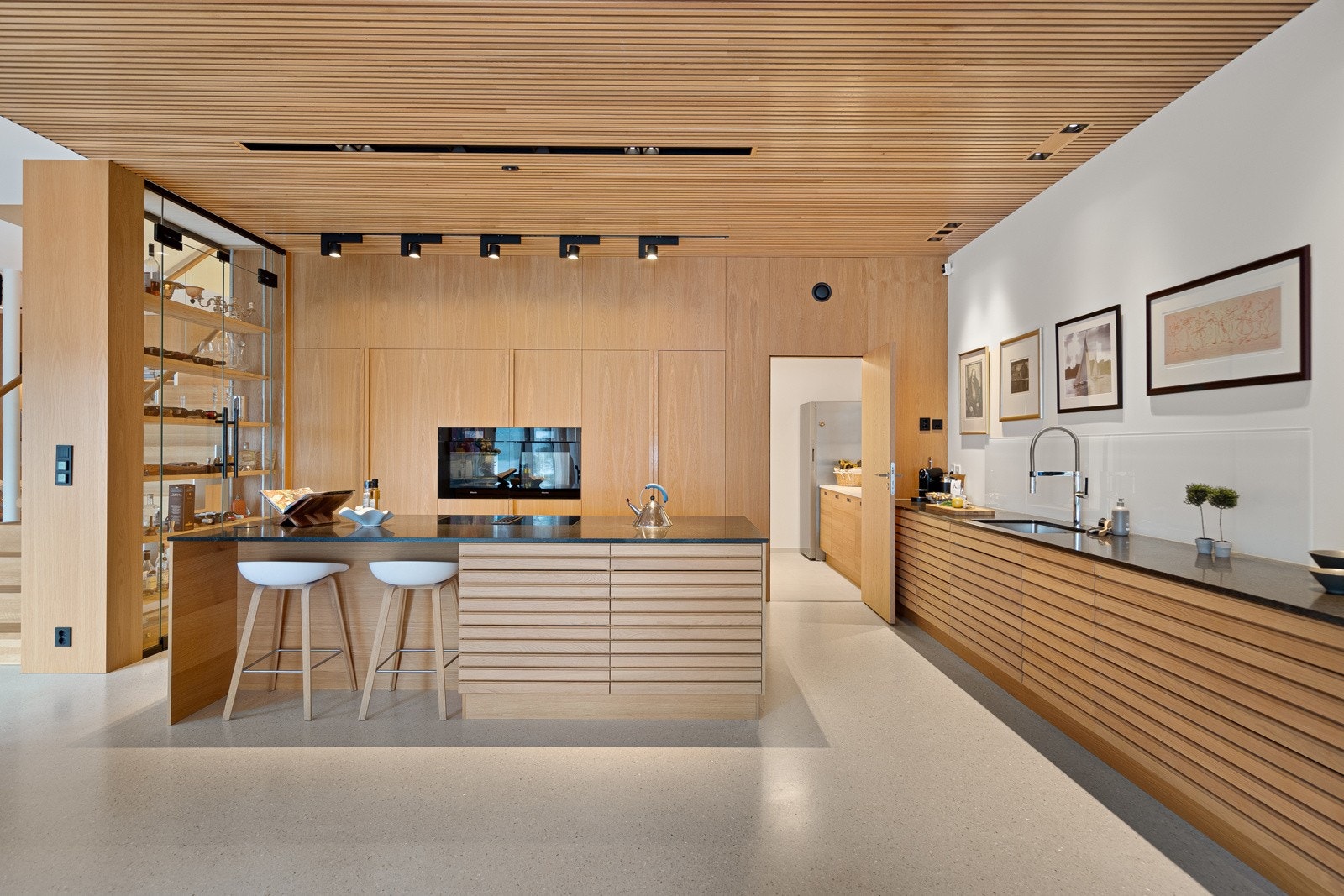 Velutstyrt og eksklusivt kjøkken med innredning fra Svane med alt av Miele hvitevarer Galleribilde