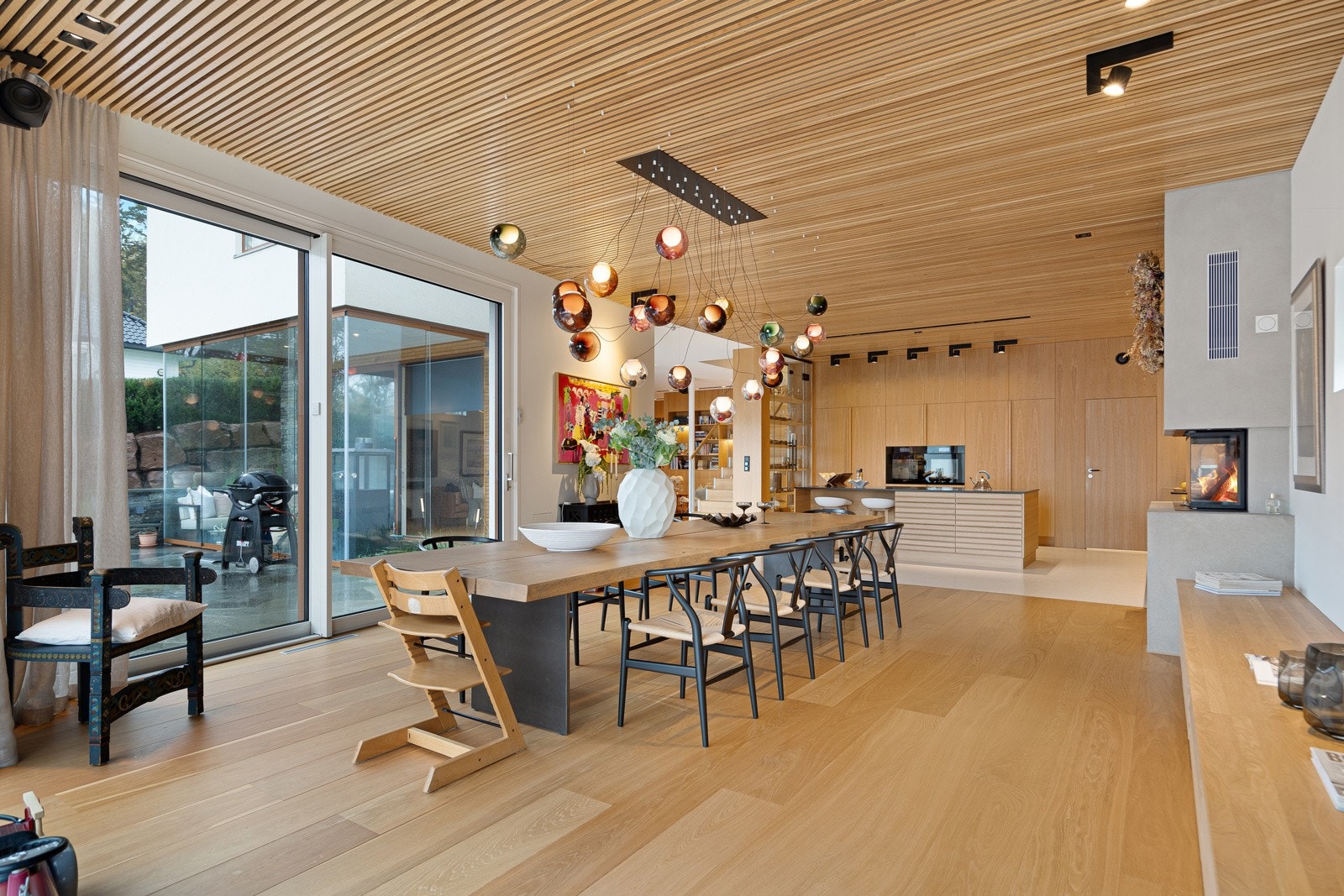 Stort allrom med peis og utgang til herlige uteplasser Galleribilde