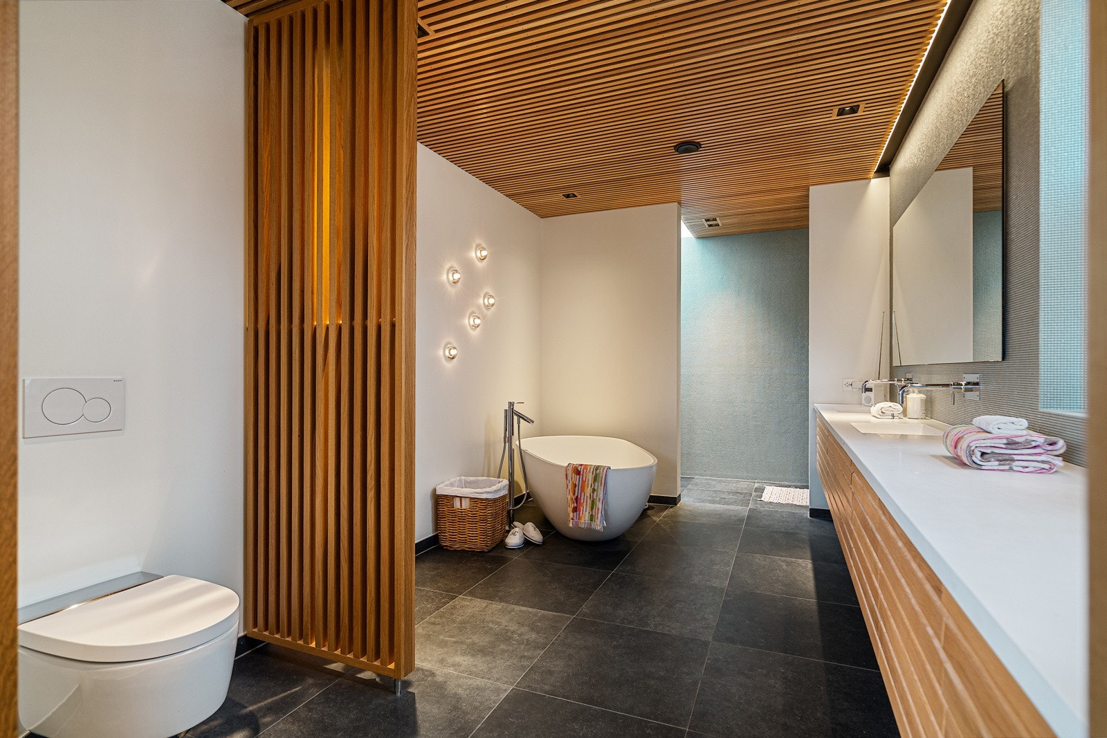 Legg merke til lysinnslippet via takvindu i dusjnisjen Galleribilde