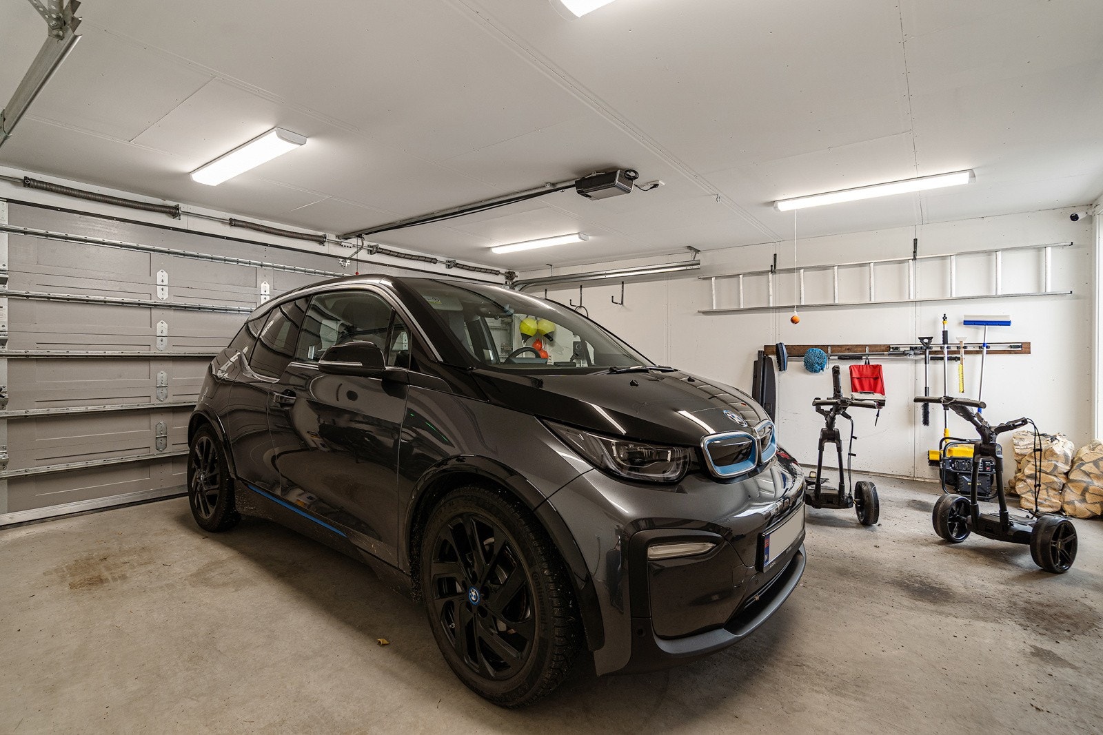 Garasje med adkomst direkte til boligen. Her er også montert 2 stk el billadere Galleribilde