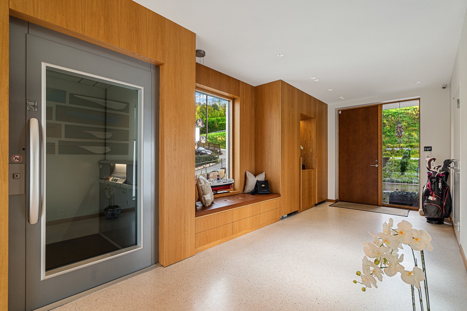 Stor hall med plassbygget garderobe fra Lien og Lian AS Galleribilde