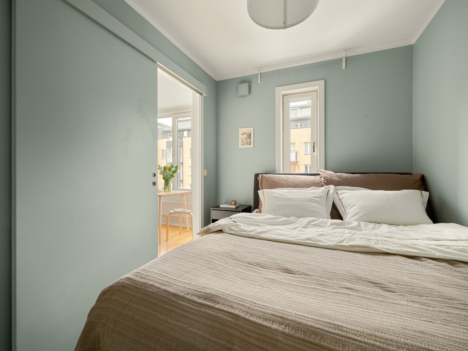 Videre fra kjøkkenet finner vi soverommet. Galleribilde