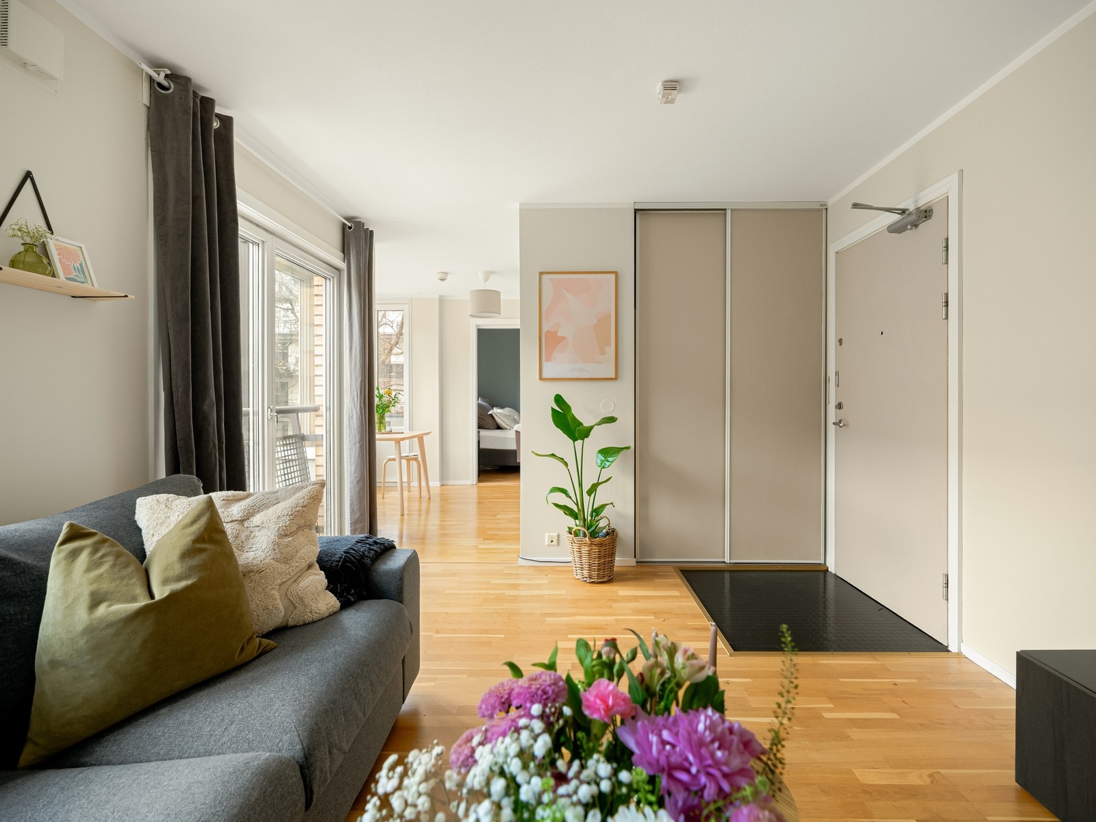 Fra stuen har du god oversikt over leiligheten, samtidig som du får et lite avbrekk fra spisestue, kjøkken og soverommet. Galleribilde