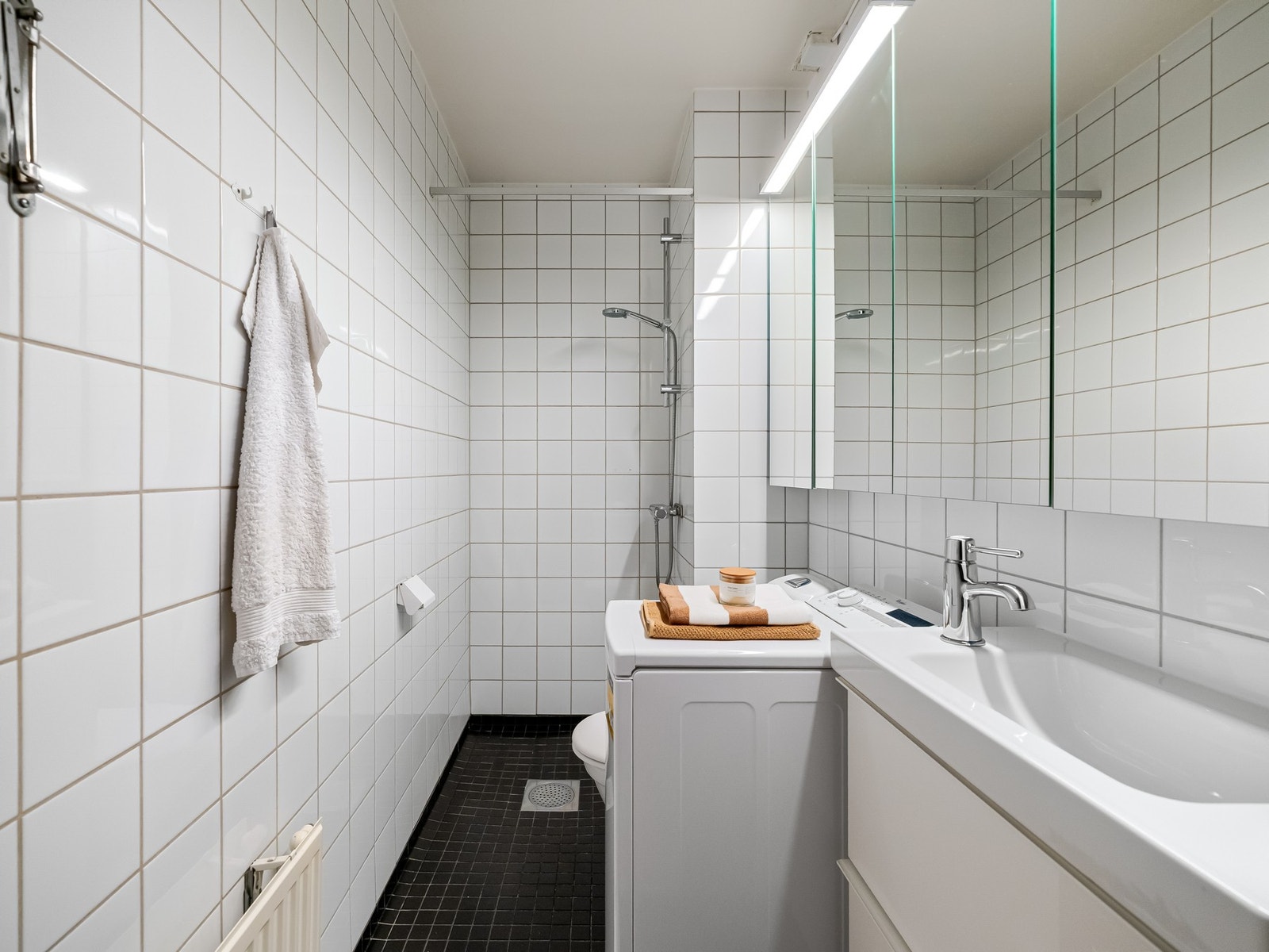 Baderommet er flislagt og inneholder alt det et bad skal ha. Galleribilde