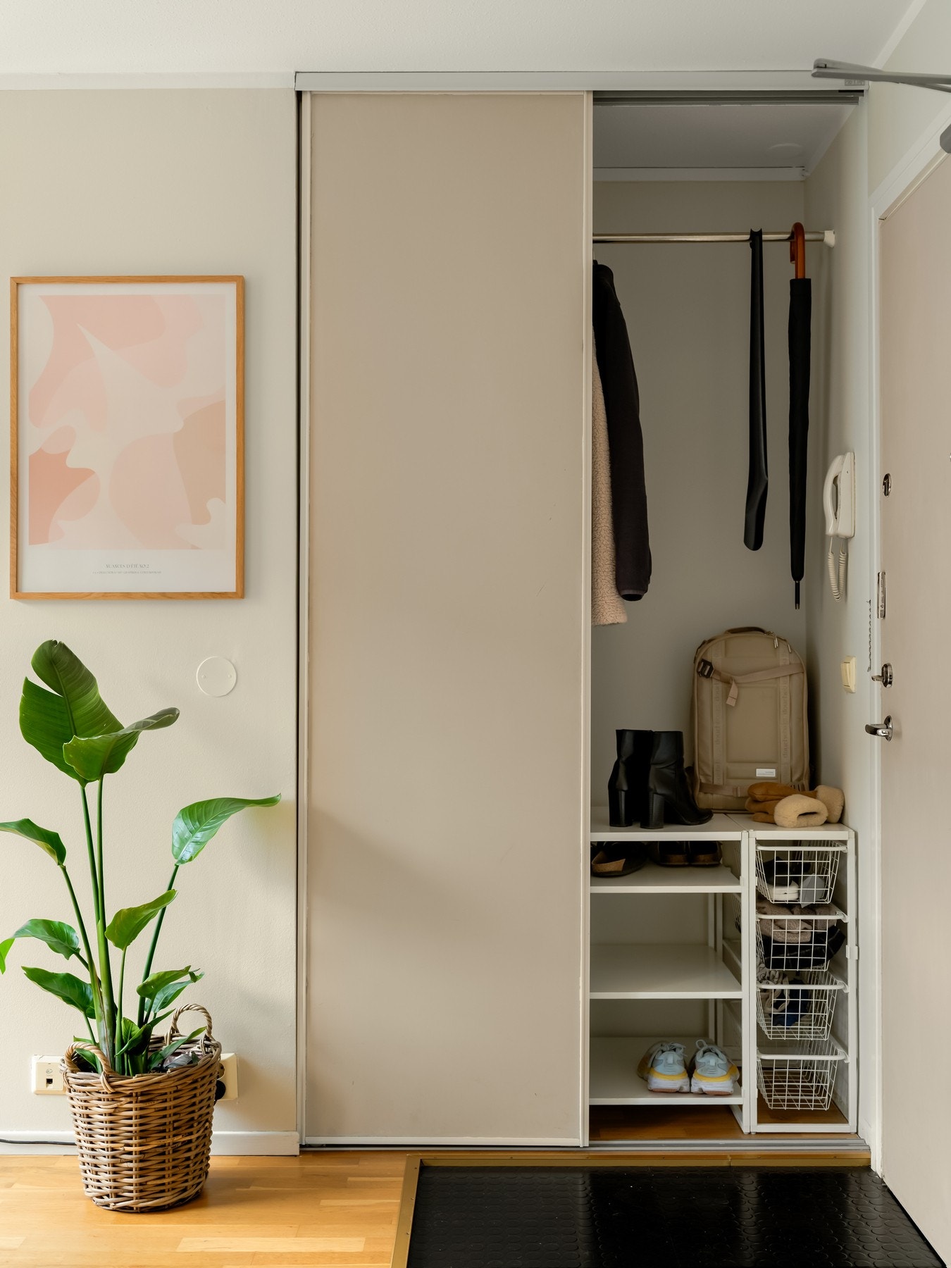 I entréen er det en praktisk, integrert skyvedørsgarderobe til oppbevaring av yttertøy. Kom! - Så tar vi på oss skoene og går ut! Galleribilde