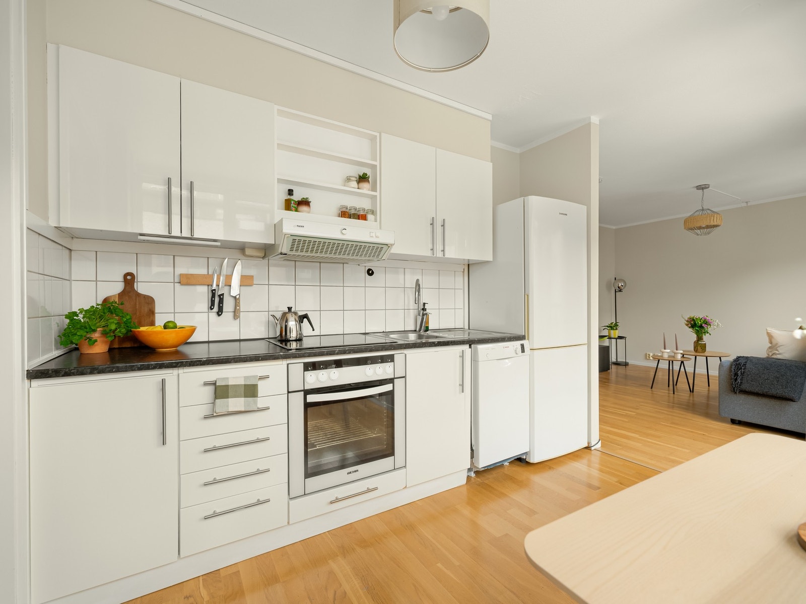 Kjøkkenet er av god størrelse med mye oppbevaring- og benkeplass. Veggfliser for enkelt renhold og en fin finish. Galleribilde