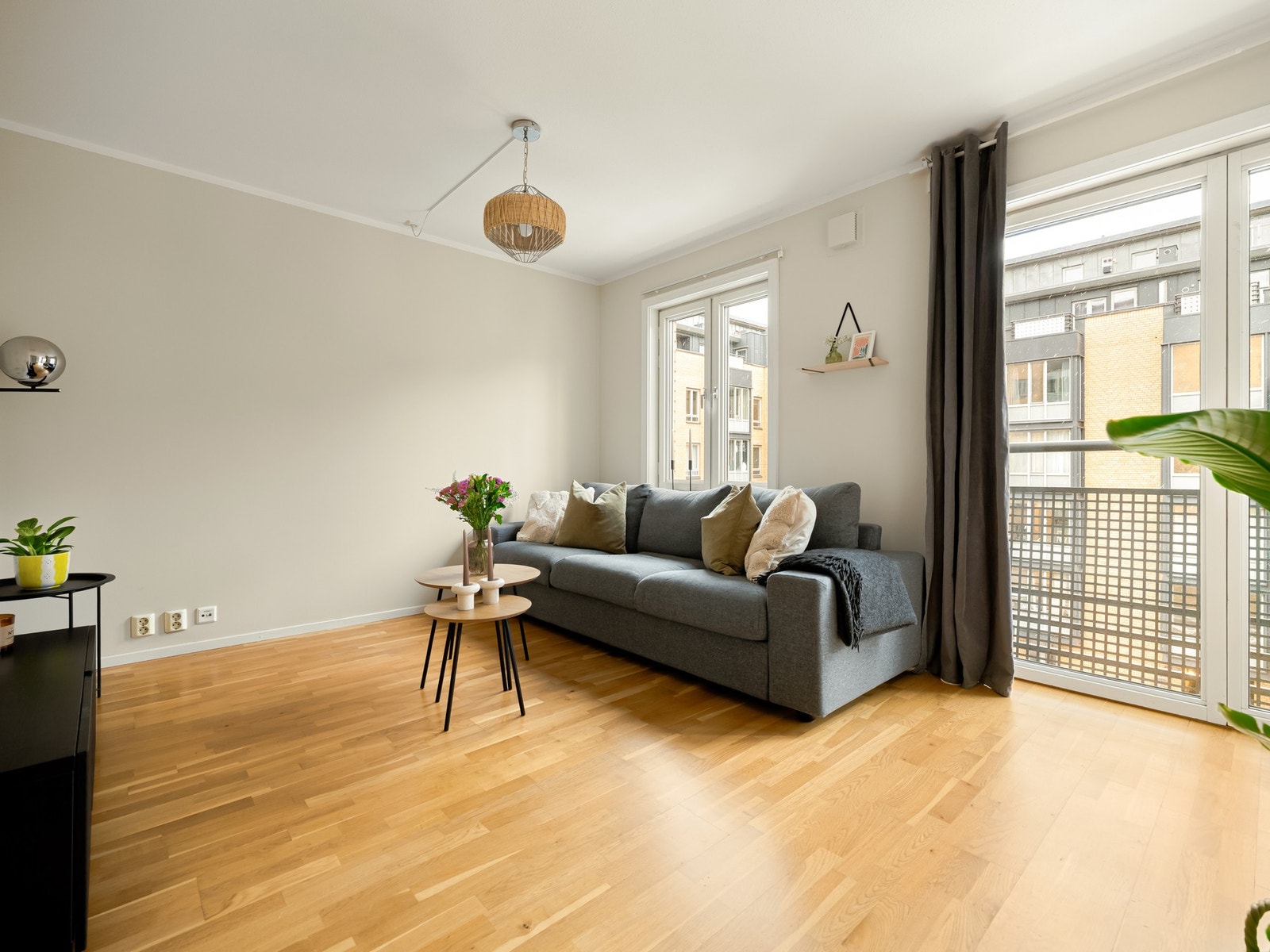 Hele leiligheten er skikkelig lys og digg. Det er ordentlig mye vinduer og fra stuen er det også en fransk balkong! Galleribilde