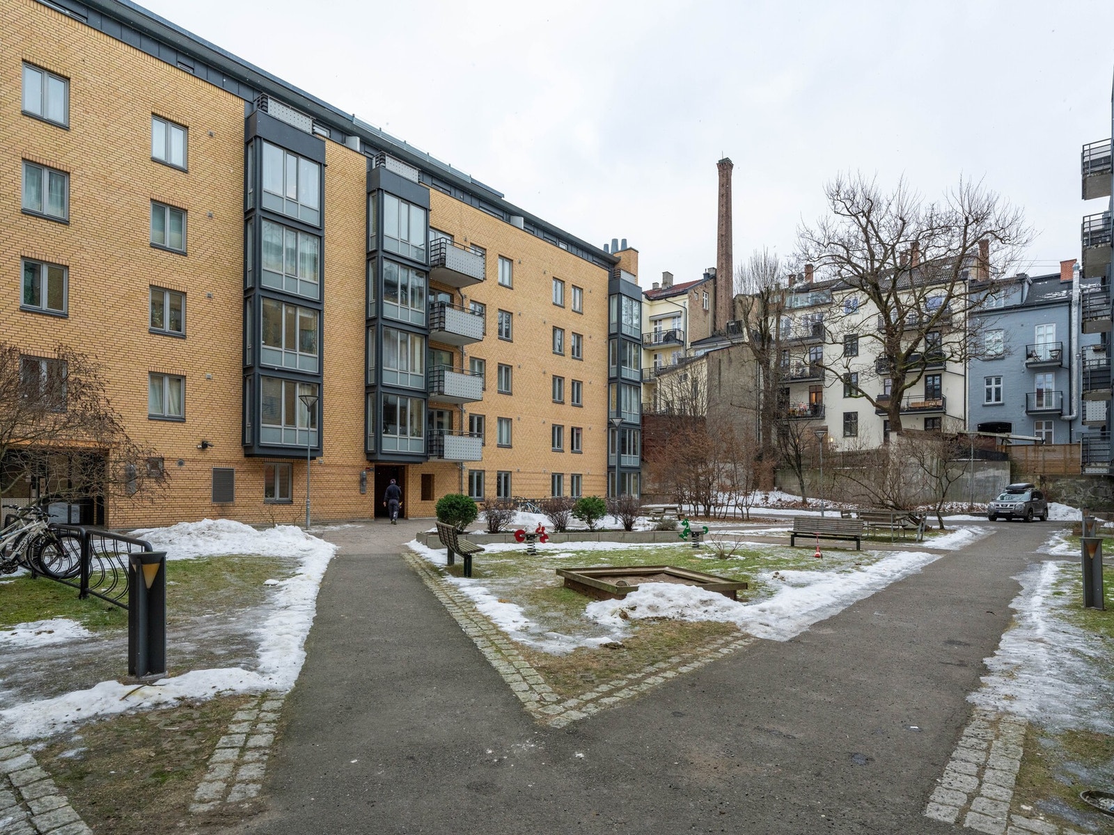 På sommerstid er bakgården grønn og fin med masse trær og busker. Galleribilde