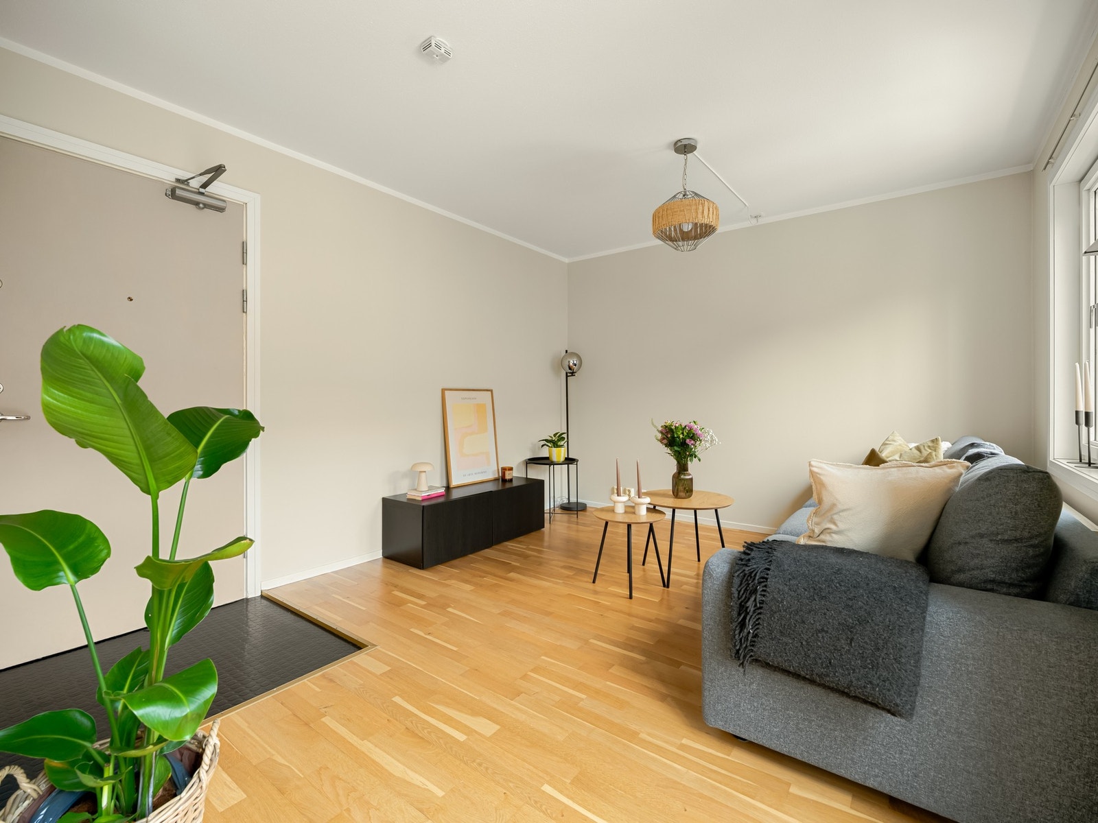 Vi starter med stuen, hvor du også kommer inn i leiligheten. Galleribilde