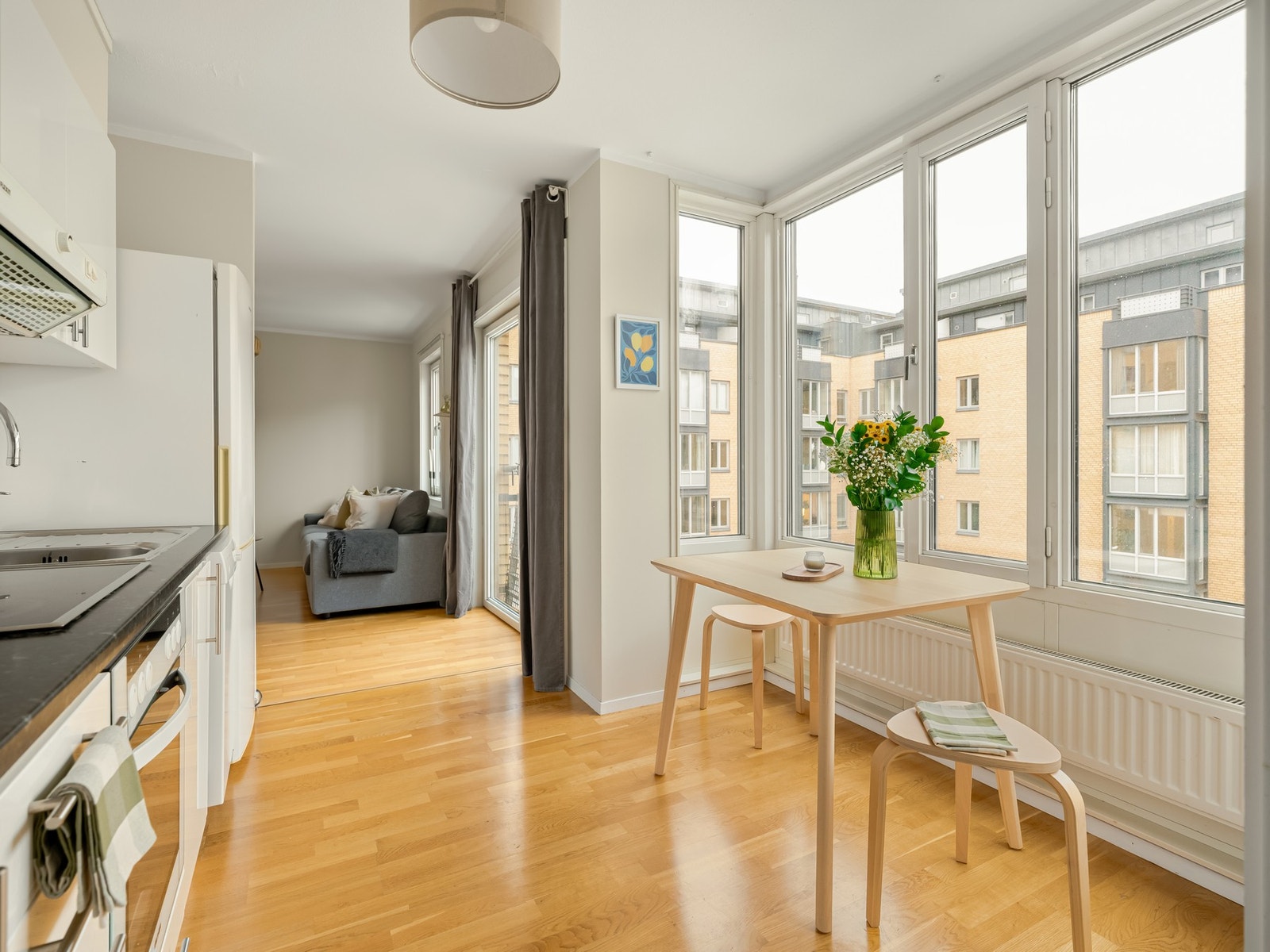 Tidligere har det stått et større spisebord her, med plass til 4 stoler. Galleribilde