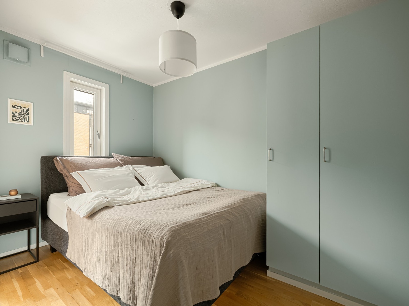 Her er det plass til stor dobbeltseng, nattbord og garderobeskap. Skapene følger naturligvis salget. Galleribilde