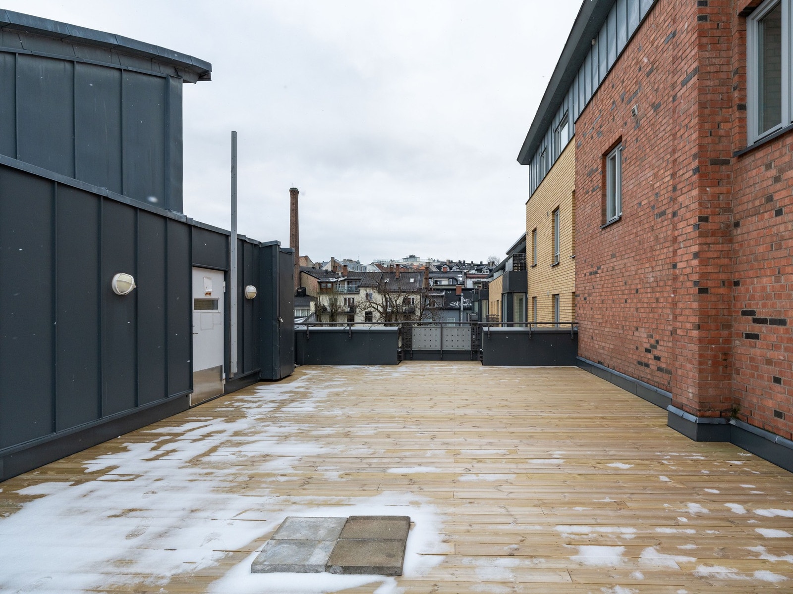 På sommerhalvåret er takterrassen møblert med sittegrupper, perfekt for lange sommerkvelder! Galleribilde