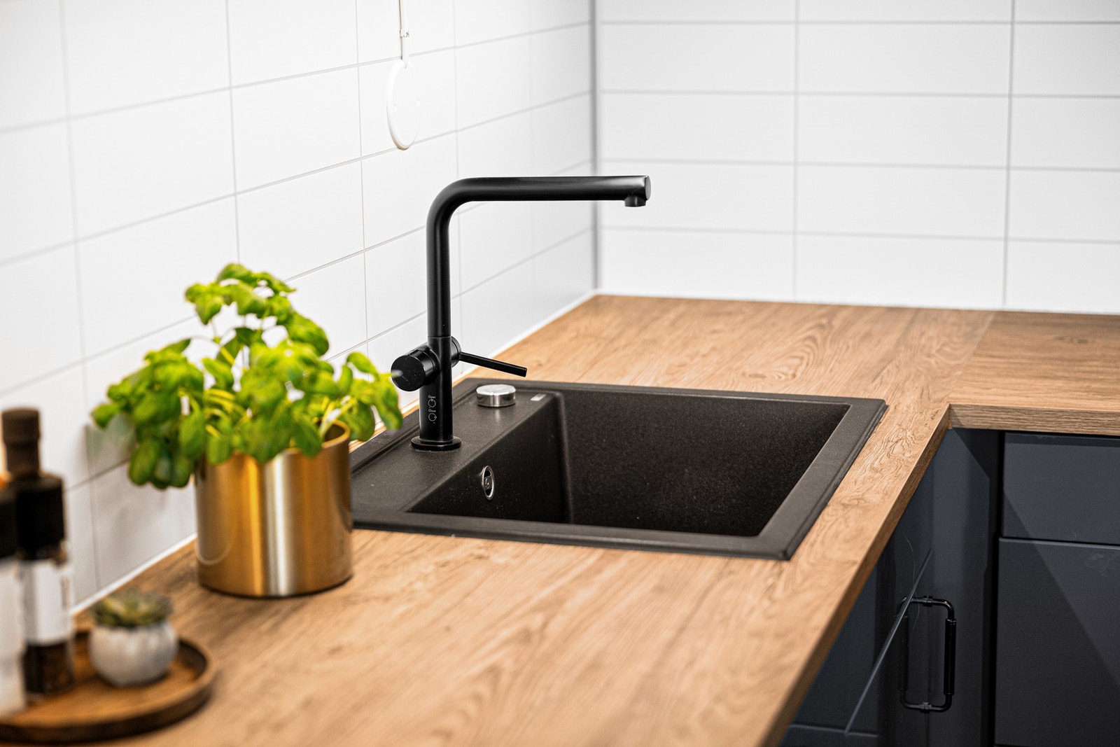 Kjøkkenet har gjennomtenkt innredning og lekre detaljer. Galleribilde