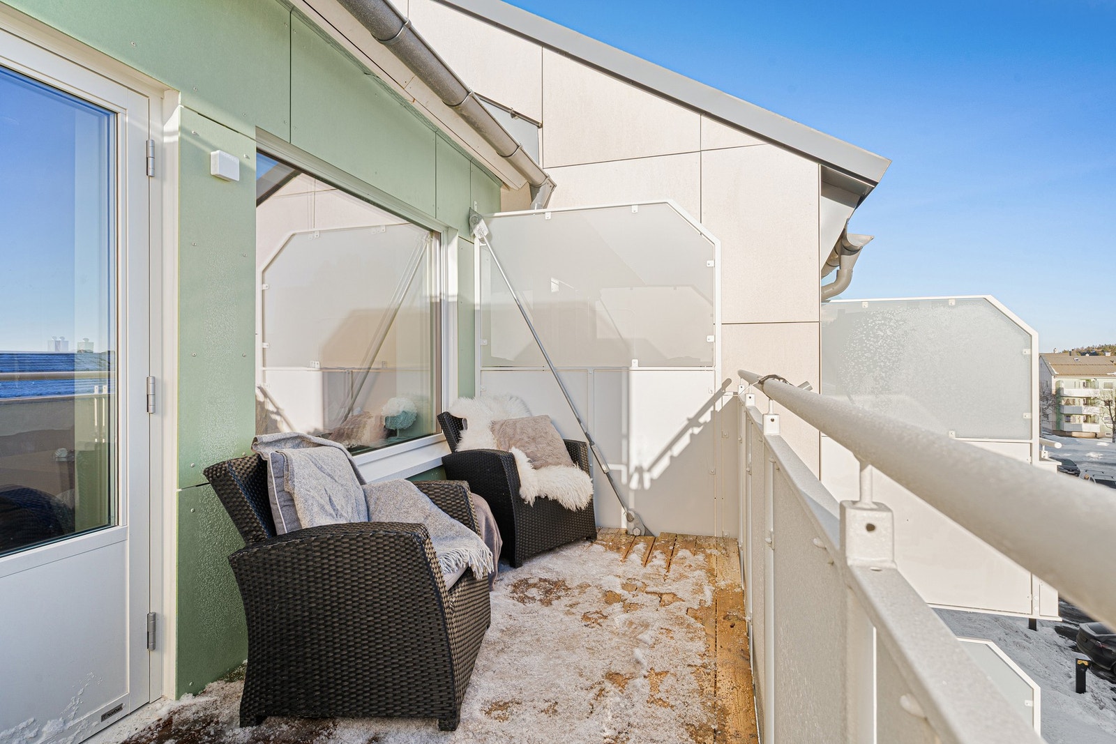 Fra stue har man også adgang til østvendt balkong med flotte solforhold. Galleribilde