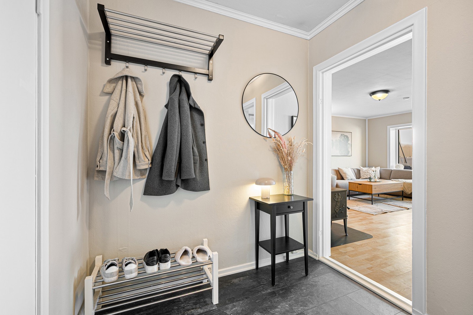 God plass til å henge fra seg yttertøy mm. Andelen disponerer også bod i felles bodareal. Galleribilde