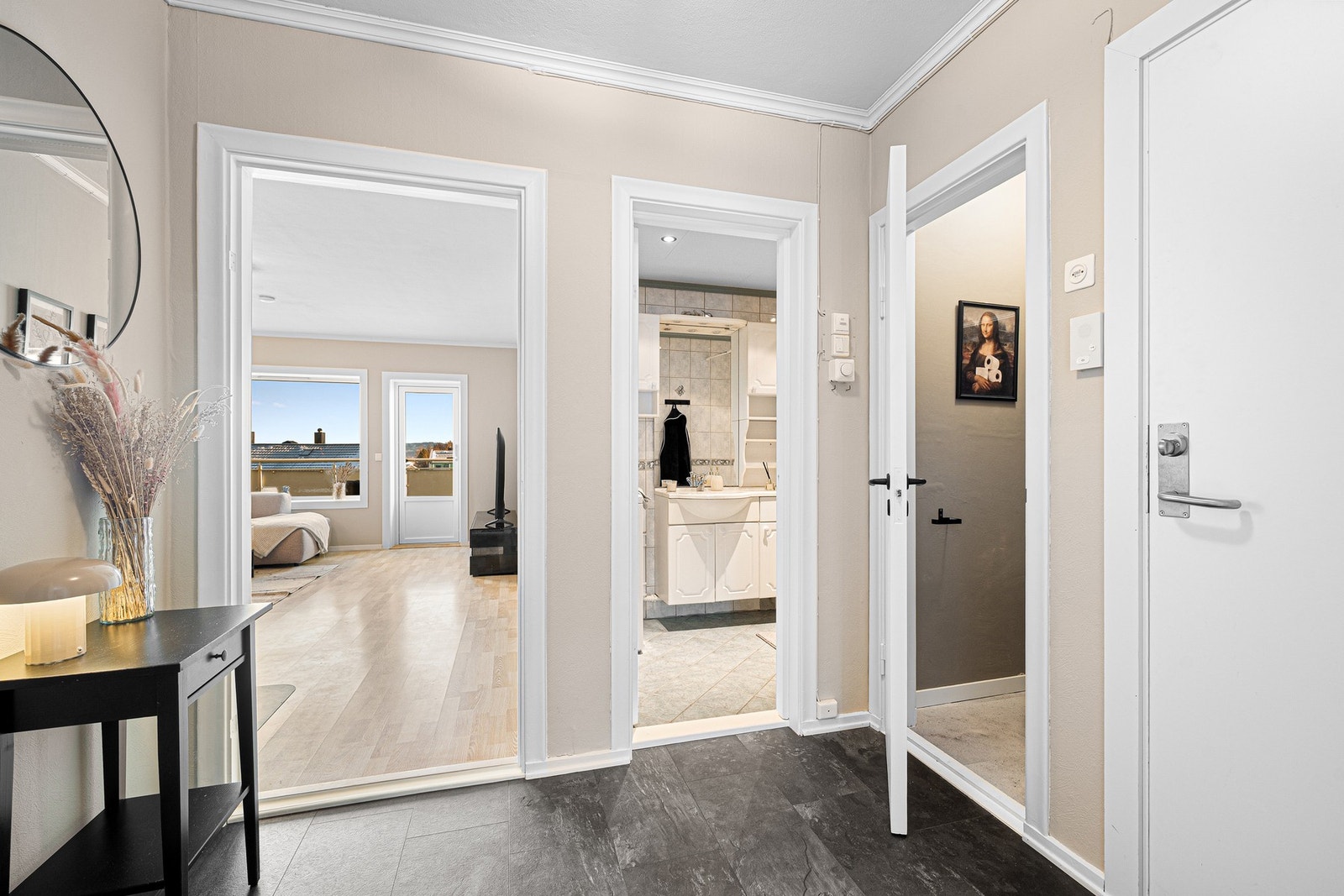 Lys entré på ca. 5 m². Galleribilde