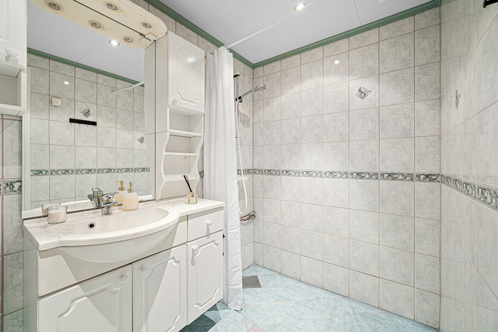 Baderommet har rikelig med oppbevaringsplass. Av inventar finnes dusjnisje, Kran og avløp for vaskemaskin, og veggmontert innredning. Galleribilde