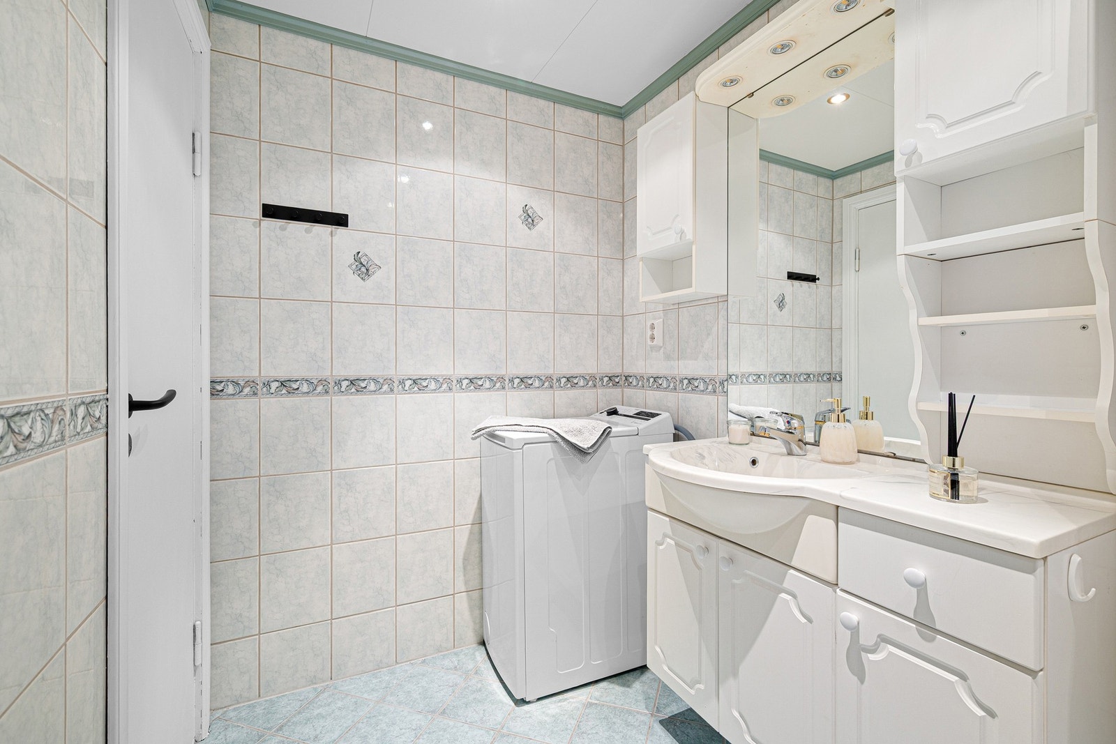 Lys flislagt bad på ca. 4m². Galleribilde