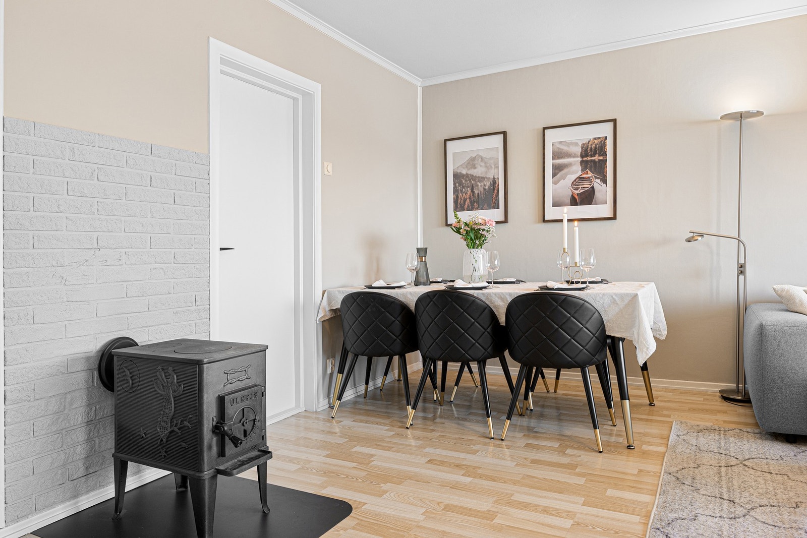 I stuen har man peis som varmer godt i vinterhalvåret. Galleribilde