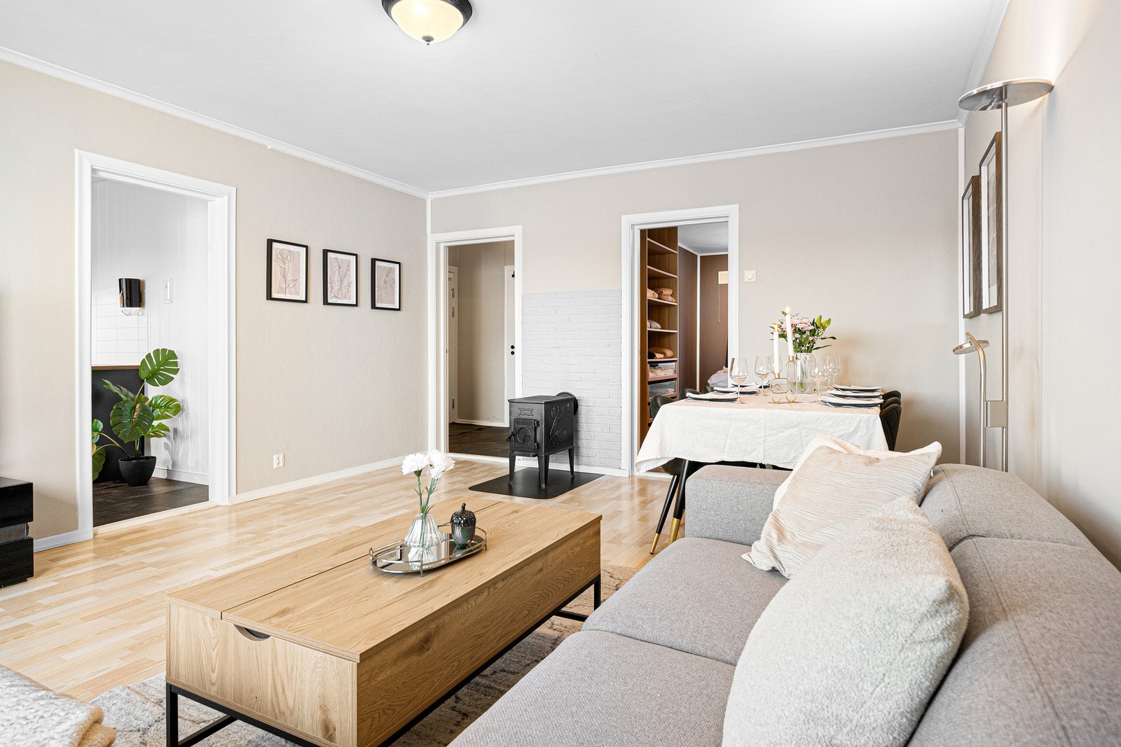 Det elektriske anlegget på stue og kjøkkenet ble gjennomgått i 2022 av innleid firma. Galleribilde