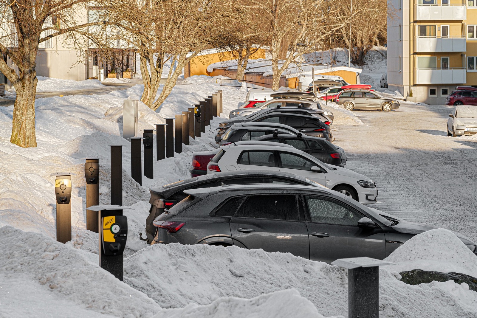 Borettslaget har godt med parkeringsplass i området som tildeles etter søknad og ansiennitet. Det er også lagt opp for lading. Galleribilde