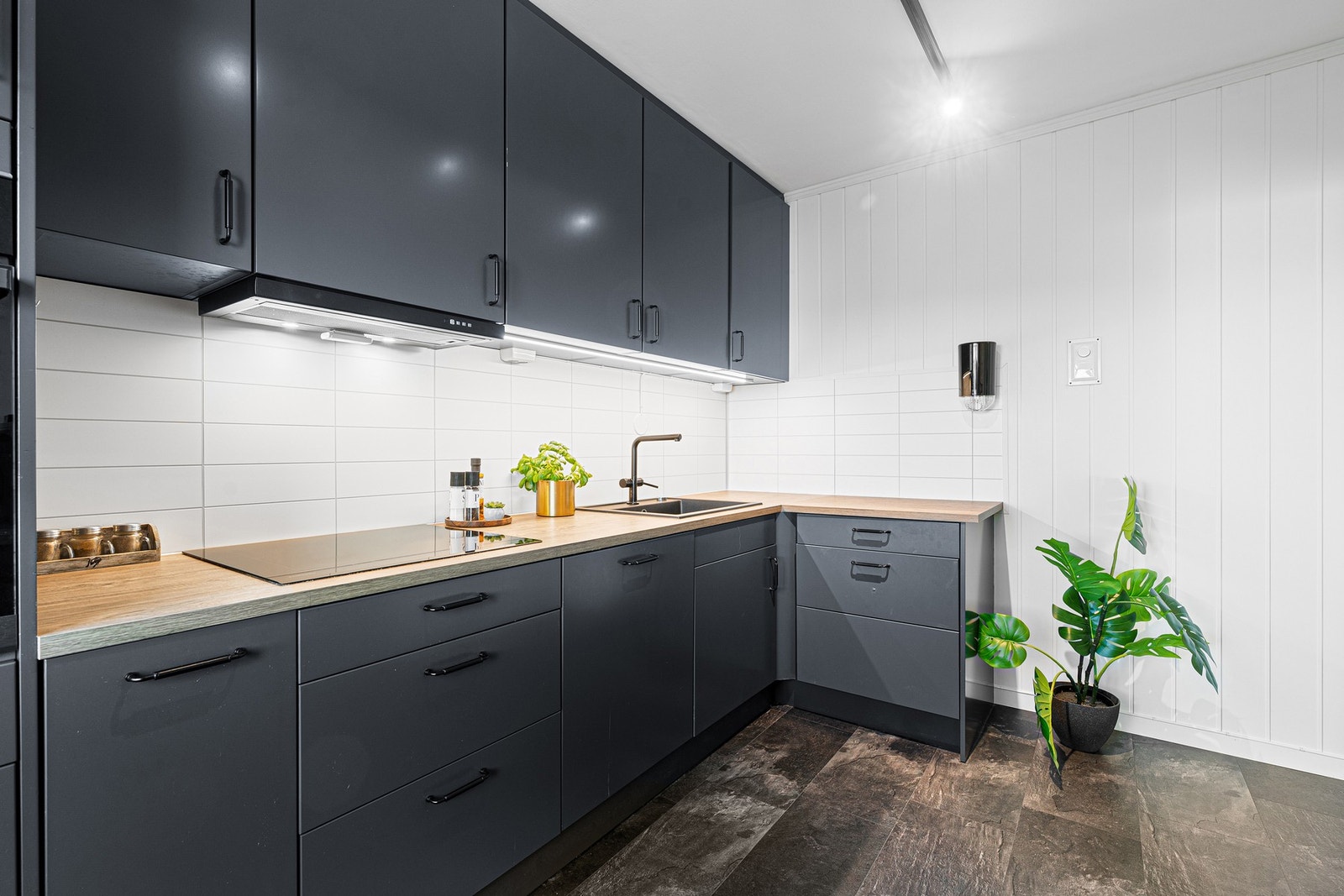 Her får man rikelig med skap- og benkeplass. Galleribilde