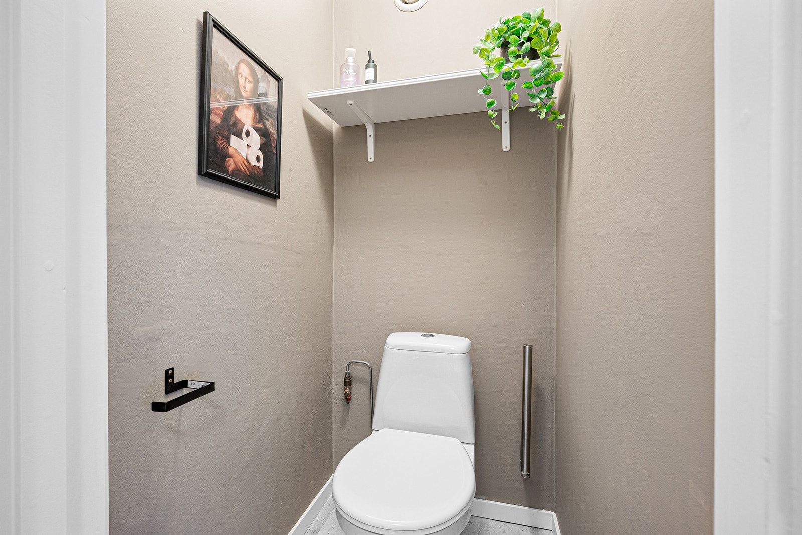 Praktisk separat toalettrom på ca. 1m². Galleribilde