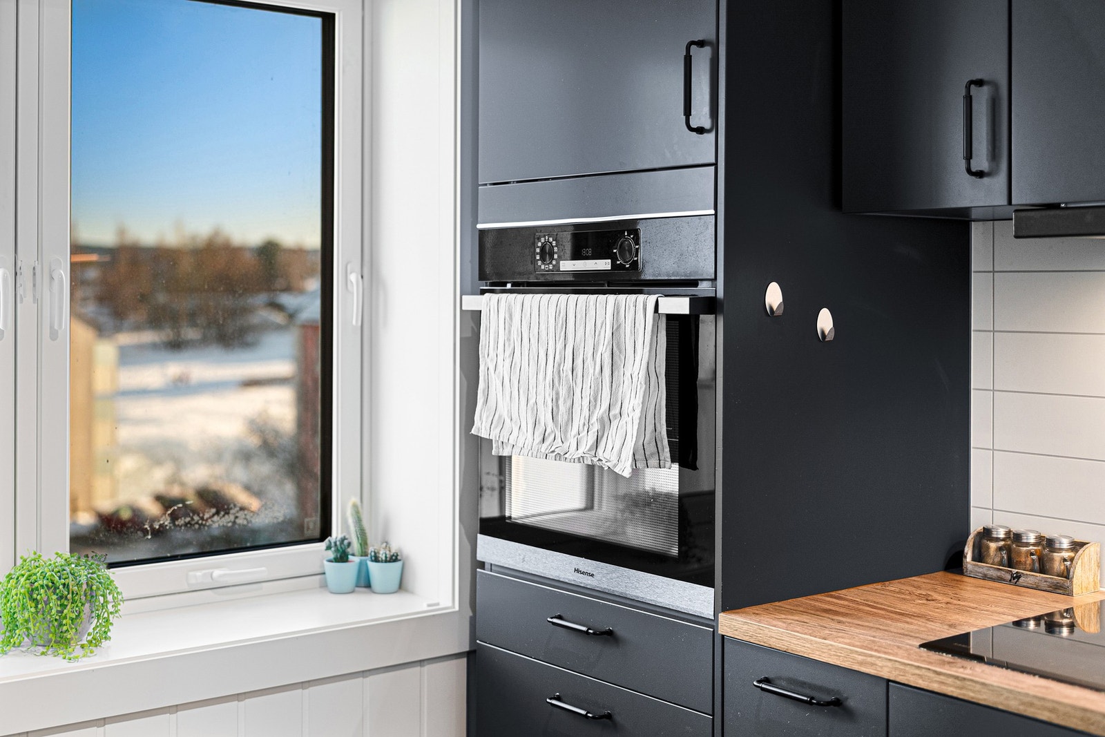 Legg merke til stekeovn praktisk plassert i arbeidshøyde! Galleribilde