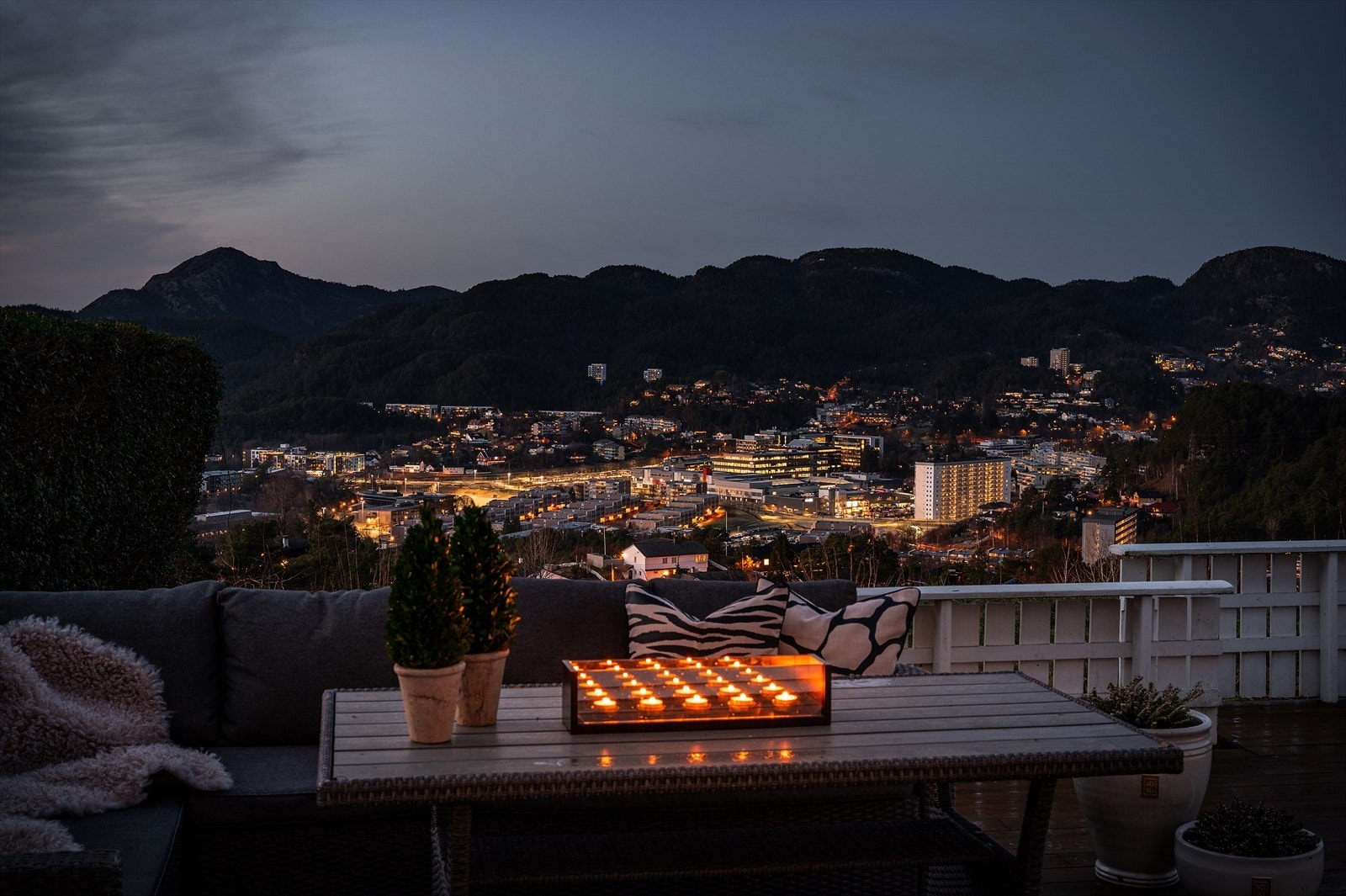 Boligen har vestvendt hage med fantastiske sol- og utsiktsforhold. Dette er et hjem du kan flytte rett inn i, og trives i fra første stund. Galleribilde