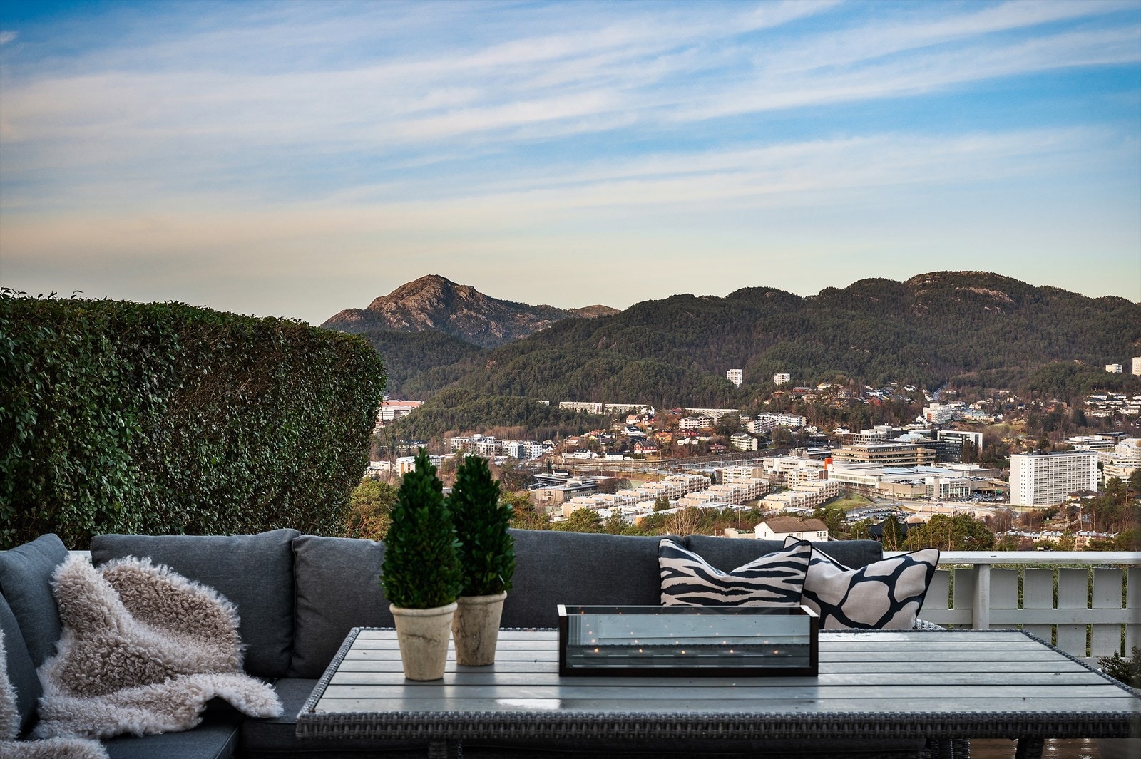 Man ligger høyt i terrenget med nydelig utsikt over næromårdet Galleribilde