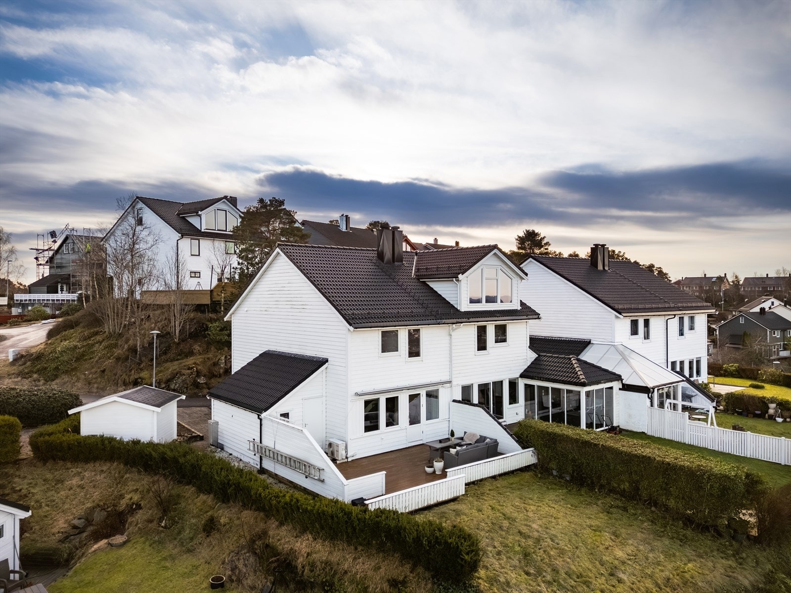 Man har parkeringsplass i garasjeanlegg, samt gjesteparkering. Det er pliktig medlemsskap i Nordre Bønes Sameie (Sameiet omfatter felles tekniske anlegg, fellesarealer, garasjer og parkeringsanlegg) Galleribilde